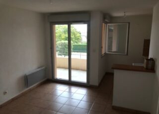 Eaunes, Appartement T2 avec une place de parking dans une résidence sécurisée.