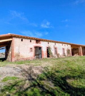 Auterive, Corps de ferme Authentique avec toiture neuve sur parcelle constructible.