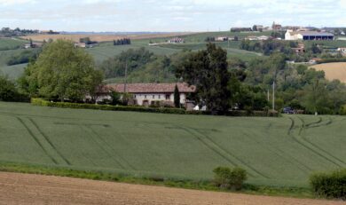 Exceptionnelle longère du XIXe siècle rénovée  Vue panoramique à 360° sur les Pyrénées et les coteaux du Volvestre