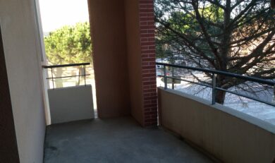 Eaunes, Appartement T2 avec une place de parking dans une résidence sécurisée.