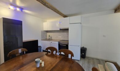 Maison de Village Mitoyenne  T3 meublée entiérement refaite à neuf.
