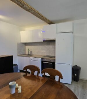 Maison de Village Mitoyenne  T3 meublée entiérement refaite à neuf.