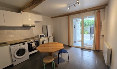 Maison de Village Mitoyenne T3 meublée entièrement refaite à neuf.