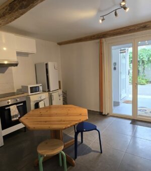 Maison de Village Mitoyenne T3 meublée entièrement refaite à neuf.